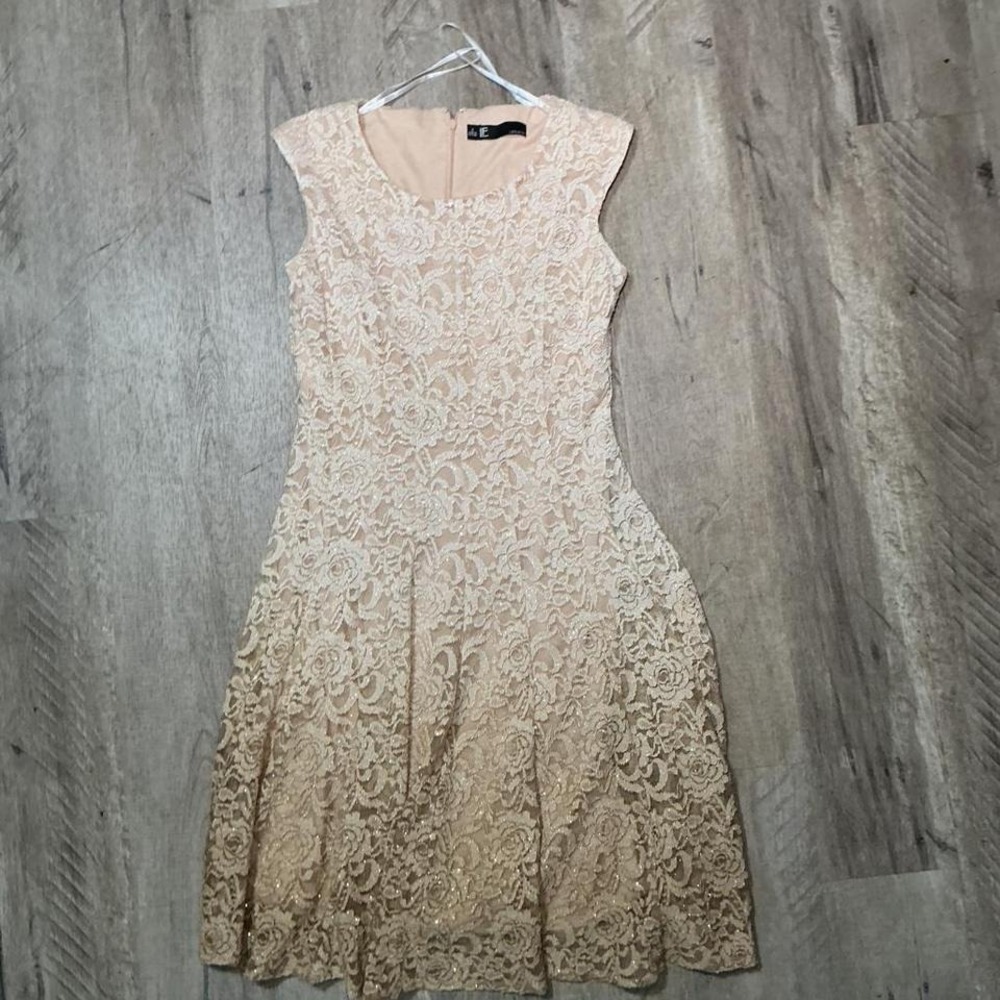 Leslie Fay gold lace dress with zipper back. Size: 2